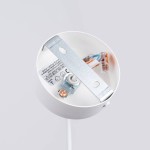 Biały, okrągły uchwyt lampy wiszącej Pekka, widok z góry. Wewnątrz umieszczone złącza elektryczne i miejsce na żarówkę G9. Metalowa blaszka montażowa. Tło jasnoszare, bez dodatkowych elementów.