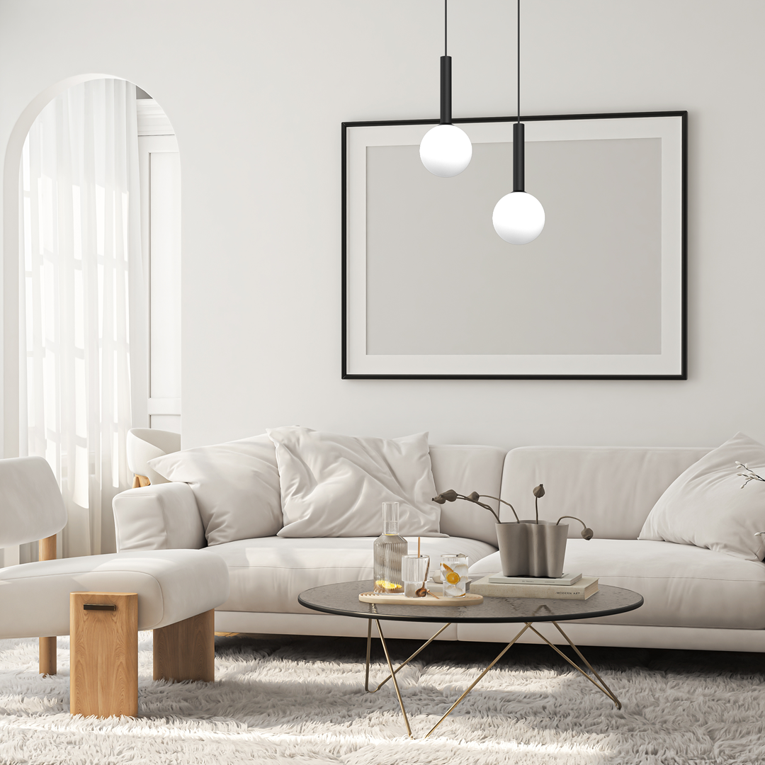 Lampa wisząca Play 1xG9 w kolorze czarnym, z okrągłymi, białymi kloszami. Zawieszona w nowoczesnym wnętrzu z jasnym sofą i okrągłym stołem. Klosze umieszczone na długich, smukłych przewodach, dodają elegancji aranżacji.