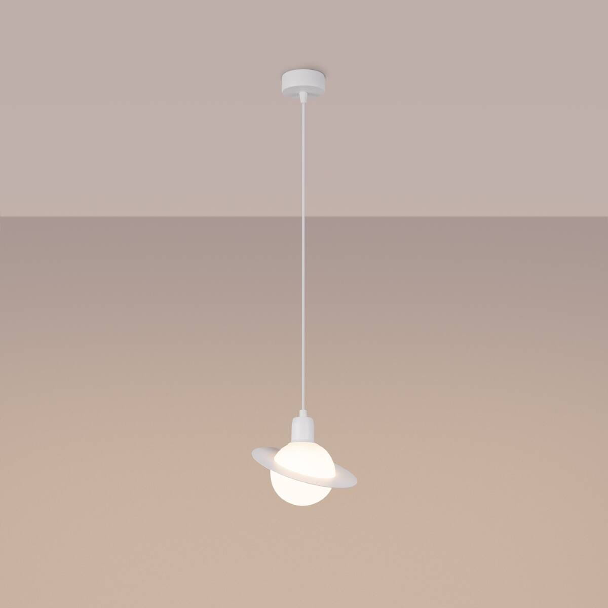 Lampa wisząca Hyperion 1xG9 w kolorze białym, z okrągłym kloszem otoczonym pierścieniem, zawieszona na cienkim białym przewodzie. Klosz emitujący światło w kształcie globu, zamontowany na prostym, okrągłym suficie. Tło w stonowanym odcieniu.