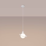Lampa wisząca Hyperion 1xG9 w kolorze białym, z okrągłym kloszem otoczonym pierścieniem, zawieszona na cienkim białym przewodzie. Klosz emitujący światło w kształcie globu, zamontowany na prostym, okrągłym suficie. Tło w stonowanym odcieniu.