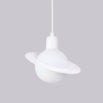 Lampa wisząca Hyperion 1xG9 w kolorze białym, o okrągłej, matowej kloszowej formie z płaskim, okrągłym pierścieniem. Ujęcie frontalne, produkt zawieszony na cienkim przewodzie, na jednolitym, szarym tle.