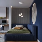 Lampa wisząca Hyperion w białym kolorze z trzema okrągłymi kloszami, zawieszona na cienkich linkach. Produkt umieszczony nad łóżkiem w nowoczesnej aranżacji sypialni z granatowymi i szarymi ścianami oraz drewnianą podłogą.
