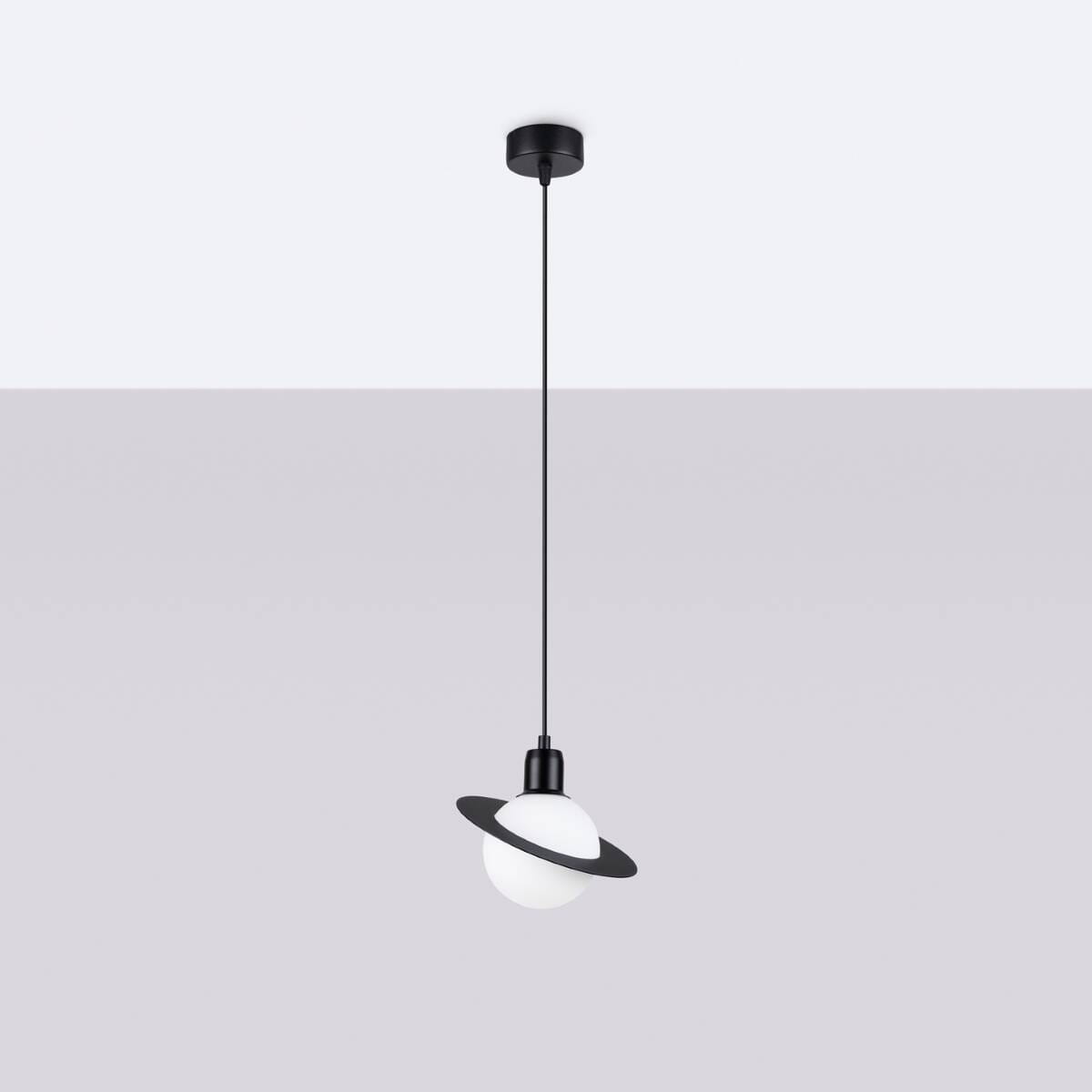 Lampa wisząca Hyperion 1xG9 w kolorze czarnym z białym kloszem. Okrągły klosz otoczony czarnym pierścieniem, zawieszony na cienkim przewodzie. Frontalne ujęcie, prezentujące nowoczesny design i minimalistyczny styl.