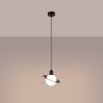 Czarna lampa wisząca Hyperion z jednym gniazdem G9, zawieszona na cienkim przewodzie. Okrągła, matowa kula ze szkła otoczona płaskim, czarnym pierścieniem. Prosty design, idealna do nowoczesnych wnętrz, na tle delikatnego, jednolitego koloru ściany.