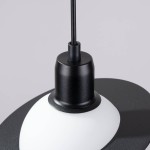 Czarna lampa wisząca Hyperion z białym kloszem, mocowana na cienkim przewodzie. Widoczna metalowa podstawa oraz gniazdo na żarówkę G9. Detal ujęty z góry, ukazujący kształt i materiał lampy.