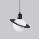 Czarna lampa wisząca Hyperion z jednym źródłem światła G9. Okrągła, matowa kula ze szkła z dekoracyjnym, czarnym pierścieniem. Zawieszona na cienkim zwartej lince, prezentuje nowoczesny design. Tło w odcieniu szarym.