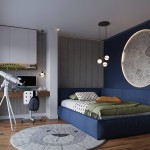 Lampa wisząca Hyperion 1xG9 w kolorze czarnym, zawieszona na trzech linkach. Posiada okrągłe klosze z białym szkłem, umieszczona w nowoczesnym wnętrzu z niebieską kanapą i szaro-skalnym tłem, obok biurka z teleskopem i komputerem.