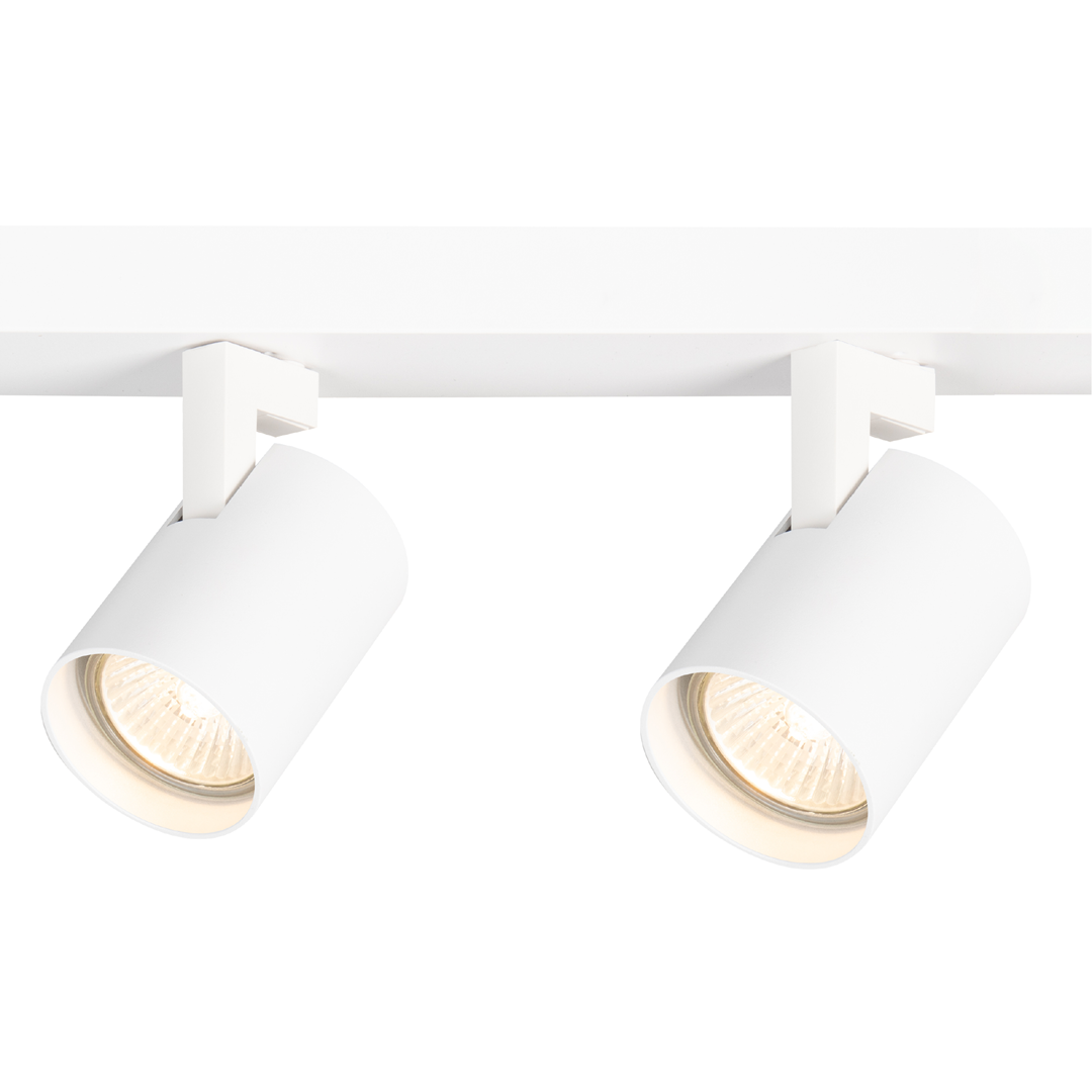 Biała lampa sufitowa Volf z czterema spotami GU10, zamontowana na prostokątnej podstawie. Kąty ujęcia przedstawiają dwa z czterech reflektorów w lekkim zbliżeniu, ukazując ich cylindryczny kształt i teksturę.