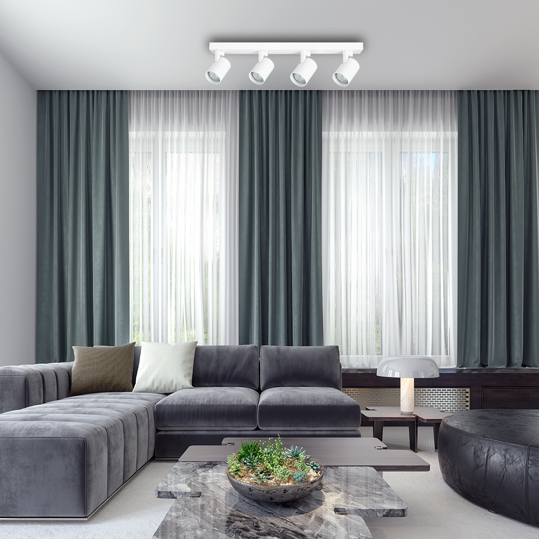 Lampa sufitowa Volf (spot) z czterema oprawami GU10 w kolorze białym, zamontowana na suficie. Widoczna w nowoczesnym wnętrzu z szaro-białymi zasłonami i sofą, oświetlająca przestrzeń.