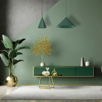 Lampa wisząca Capital D17 w butelkowej zieleni, zawieszona w nowoczesnym wnętrzu. Kształt stożkowaty, z jedną oprawą GX53. W tle zielona ściana, meble w odcieniach zieleni i złota, rośliny dekoracyjne.