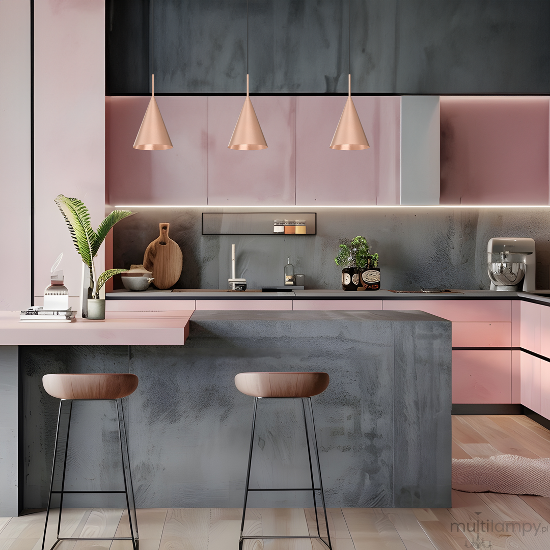 Lampa wisząca Capital D17 z czarnym wykończeniem i miedzianymi detalami, zawieszona nad różowym blatem kuchennym. W tle nowoczesna kuchnia z szafkami w odcieniach różu i szarości, z minimalistycznym wystrojem.