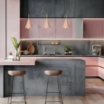 Lampa wisząca Capital D17 z czarnym wykończeniem i miedzianymi detalami, zawieszona nad różowym blatem kuchennym. W tle nowoczesna kuchnia z szafkami w odcieniach różu i szarości, z minimalistycznym wystrojem.