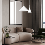 Lampa wisząca Capital D17 w kolorze białym z kloszem w kształcie stożka, zawieszona w nowoczesnym wnętrzu. W tle widoczna beżowa kanapa z poduszkami oraz zielony fotel, na stole szklany wazon z rośliną.