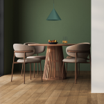 Lampa wisząca Capital D32 w kolorze butelkowej zieleni, w kształcie stożka, zawieszona nad okrągłym stołem z drewnianymi nogami. W tle zielona ściana i jasne krzesła z miękkim obiciem. Na stole owoce w misce i dwa szklanki.