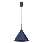 Granatowa lampa wisząca Capital D32 z oprawą na 1xGX53, w kształcie stożka, zawieszona na cienkim przewodzie. Górna część w formie cylindrycznej osłony, minimalistyczny design na białym tle.