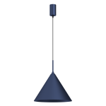 Granatowa lampa wisząca Capital D32 o kształcie stożka, zawieszona na czarnym przewodzie. Posiada oprawę na żarówkę GX53, mocowanie w górnej części oraz gładką metaliczną powierzchnię. Idealna do nowoczesnych wnętrz.