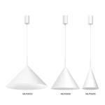Lampa wisząca Capital D32 w kolorze białym, z jedną oprawą GX53. Ma stożkowaty kształt i jest zawieszona na cienkim przewodzie. Widoczne są także dwa inne modele lamp o podobnym designie.