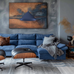 Granatowa lampa wisząca Capital D46 z jednym źródłem światła GX53, w kształcie stożka, zawieszona nad ciemnoniebieską sofą w nowoczesnym wnętrzu. Tło z abstrakcyjnym obrazem w odcieniach brązu i granatu.