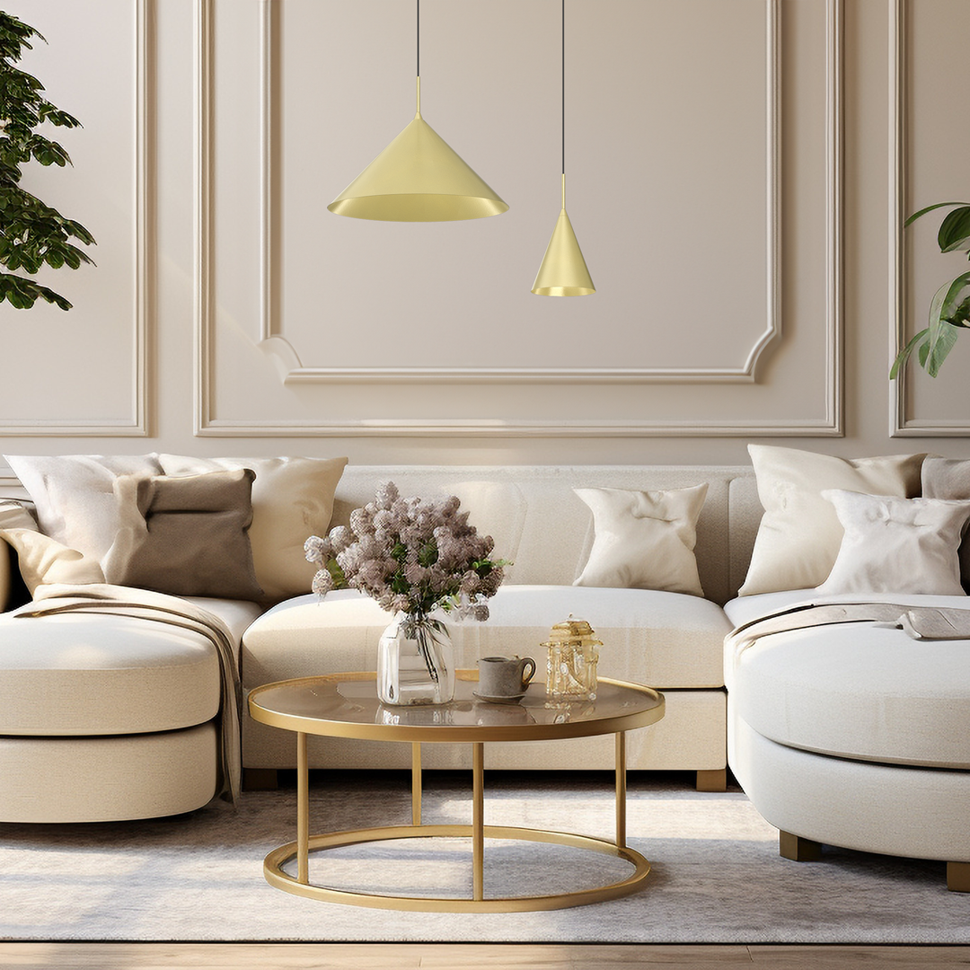 Lampa wisząca Capital D46, 1xGX53, w kolorze czarnym i złotym, o stożkowatym kształcie. Zawieszona w eleganckim wnętrzu z jasnymi kanapami i okrągłym stolikiem kawowym, tworzy nowoczesny akcent. Idealna do aranżacji salonu.