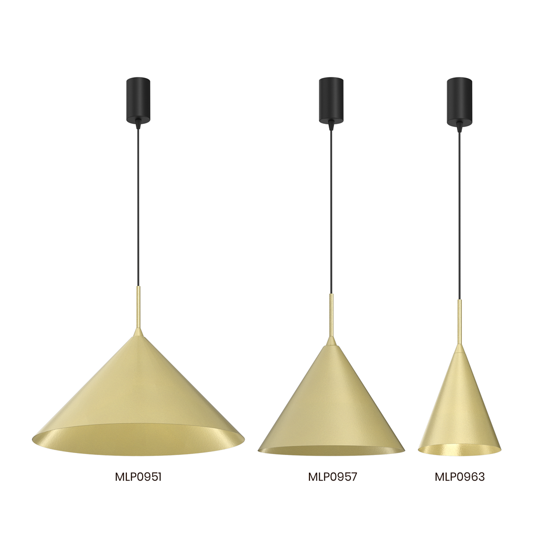 Lampa wisząca Capital D46 w kolorze czarnym i złotym, z metalowym kloszem w kształcie stożka. Zawieszona na czarnym przewodzie. W zestawie z dwoma innymi lampami wiszącymi o różnych rozmiarach.