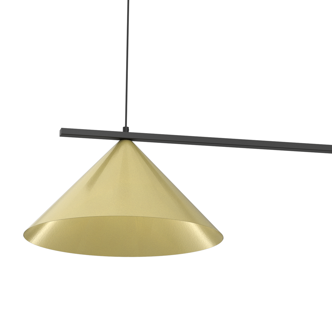 Lampa wisząca Capital w kolorze czarnym i złotym, z metalowym kloszem w kształcie stożka. Zawieszona na cienkim przewodzie, z prostokątnym, czarnym stelażem. Idealna do nowoczesnych wnętrz, wymagająca żarówek GX53.