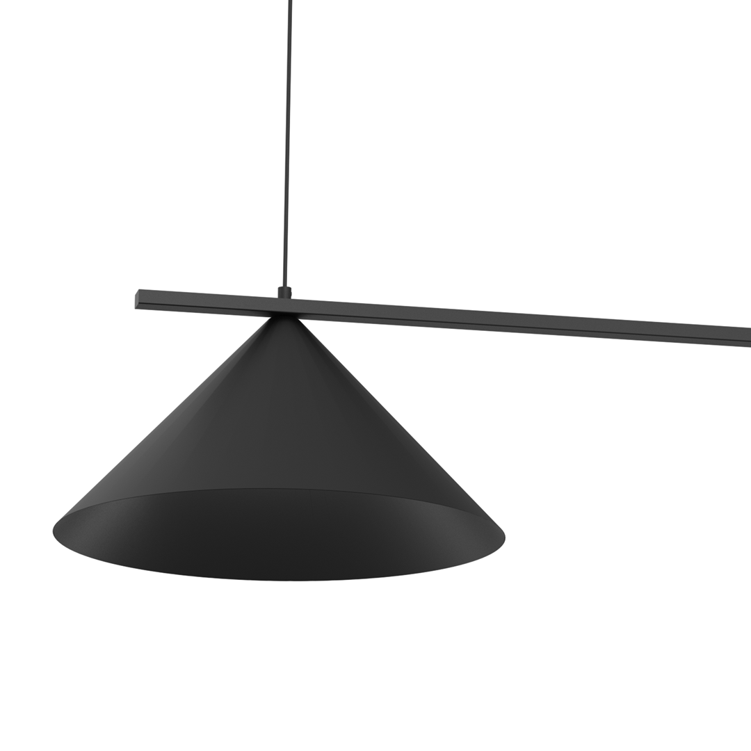 Lampa wisząca Capital 2xGX53 w kolorze czarnym. Posiada stożkowy klosz i prostokątną metalową belkę, zawieszona na cienkim przewodzie. Klosz ma matową powierzchnię, co podkreśla nowoczesny design.