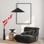Czarna lampa wisząca Capital D60 z jedną oprawą GX53, o stożkowym kształcie, zawieszona w minimalistycznym wnętrzu. W tle widoczna czerwona dekoracja roślinna oraz stół z czarnym akcesorium i książkami.