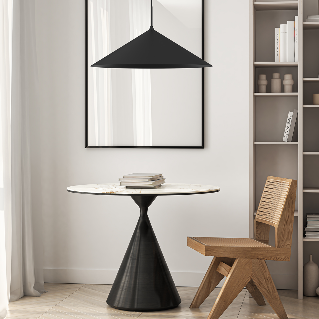 Lampa wisząca Capital D60 w kolorze czarnym, z metalowym kloszem w kształcie stożka, zawieszona nad okrągłym stołem z marmurowym blatem. W tle widoczna drewniana półka z książkami oraz krzesło o geometrycznym kształcie.