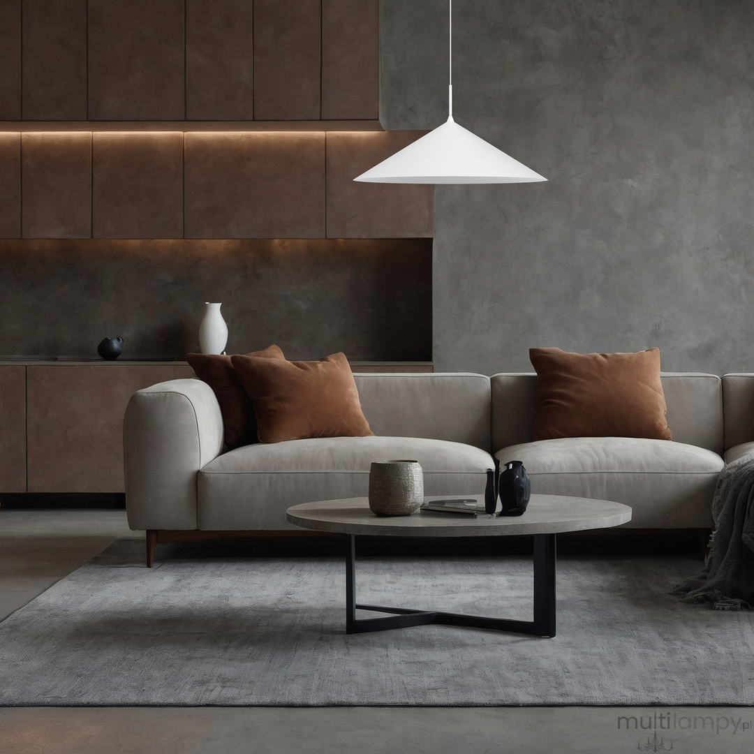 Lampa wisząca Capital D60 w białym kolorze, o stożkowatym kształcie, zawieszona nad okrągłym stolikiem kawowym w nowoczesnym salonie. W tle widoczna kuchnia z drewnianymi szafkami. Sofy z brązowymi poduszkami na szarym dywanie.