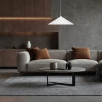 Lampa wisząca Capital D60 w białym kolorze, o stożkowatym kształcie, zawieszona nad okrągłym stolikiem kawowym w nowoczesnym salonie. W tle widoczna kuchnia z drewnianymi szafkami. Sofy z brązowymi poduszkami na szarym dywanie.