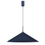 Granatowa lampa wisząca Capital D60 z oprawą na jedną żarówkę GX53. Posiada stożkowy kształt, metalową konstrukcję i czarny przewód. Ujęcie frontalne, zawieszona na długim kablu, na białym tle.