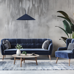 Granatowa lampa wisząca Capital D60 z jednym gniazdem GX53, o stożkowym kształcie, zawieszona nad jasnym, nowoczesnym stołem kawowym. W tle widoczna elegancka sofa w odcieniach niebieskiego i rośliny, na szaro-białej ścianie.