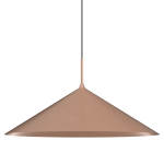 Lampa wisząca Capital D60 w kolorze miedzi z czarnym kablem. Ma stożkowy kształt z szerokim dnem i wąskim wierzchołkiem. Przeznaczona do jednej żarówki GX53, zawieszona na cienkim przewodzie, idealna do nowoczesnych wnętrz.