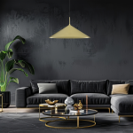 Lampa wisząca Capital D60 w kolorze czarnym ze złotym kloszem, o stożkowym kształcie, zawieszona nad stolikiem kawowym w nowoczesnym wnętrzu. Obok roślina oraz sofa w odcieniach szarości. Tło w ciemnych tonacjach.