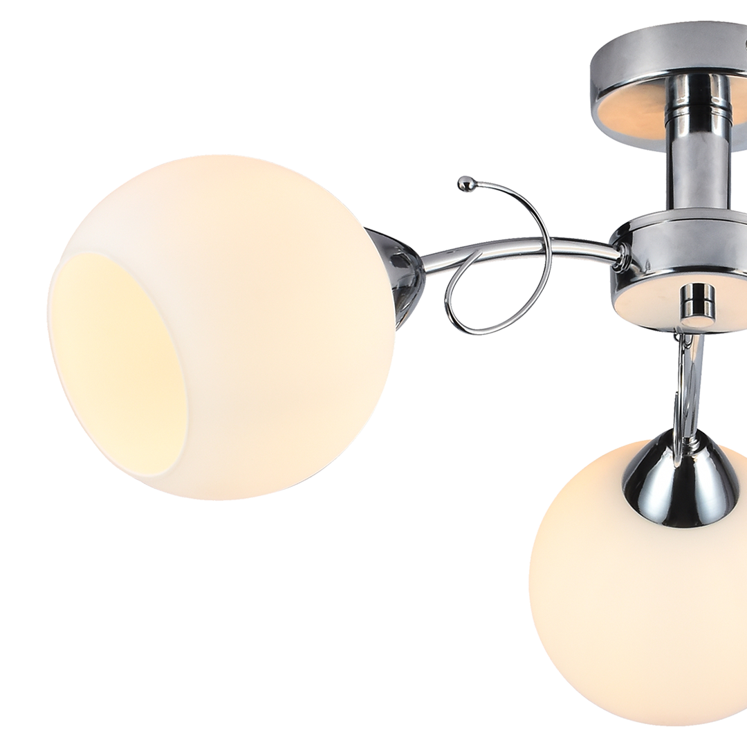 Lampa sufitowa Oslo z trzema oprawami E27 w kolorze chromu i białego szkła. Kształt okrągłych kloszy, zamontowana na metalowej podstawie. Klosze emitują miękkie światło, całość w nowoczesnym stylu. Ujęcie z boku, pokazujące detale konstrukcji.