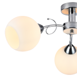 Lampa sufitowa Oslo z trzema oprawami E27 w kolorze chromu i białego szkła. Kształt okrągłych kloszy, zamontowana na metalowej podstawie. Klosze emitują miękkie światło, całość w nowoczesnym stylu. Ujęcie z boku, pokazujące detale konstrukcji.