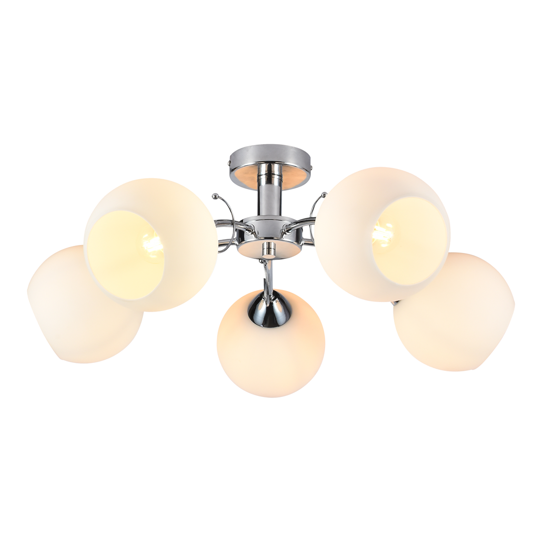 Lampa sufitowa Oslo z pięcioma kloszami w kolorze białym, wykonana z matowego szkła, zawieszona na chromowanej podstawie. Klosze mają okrągły kształt, a lampa jest zamontowana na suficie w centralnej pozycji.