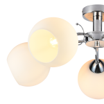 Lampa sufitowa Oslo z pięcioma kulistymi kloszami w kolorze białym, wykonana z matowego szkła, zamontowana na chromowanej podstawie. Klosze mają zaokrąglony kształt, emitując ciepłe światło. Produkt widoczny z góry, w zbliżeniu na detale.