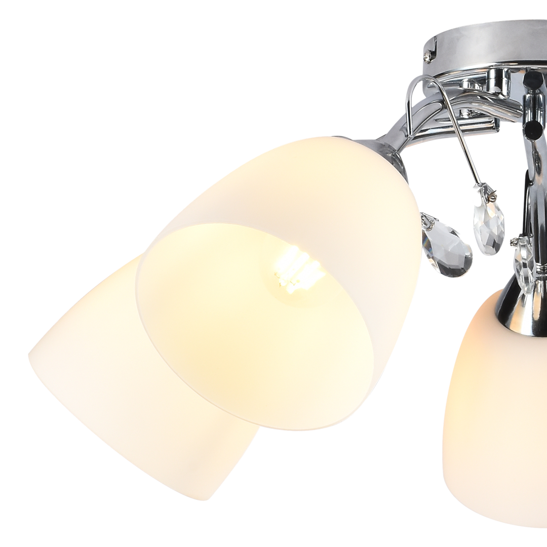 Lampa sufitowa Pireus z pięcioma kloszami E27 w kolorze białym i chromowanym. Klosze mają zaokrąglony kształt, a dodatkowe kryształowe detale podkreślają elegancję. Ujęcie z góry zbliżone na detale kloszy i mocowania.