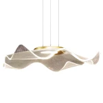 Lampa wisząca Largo w kolorze złotym z jedną diodą LED 16W. Ma falisty kształt z siateczkowego materiału, zawieszona na trzech cienkich linkach. Górna część z metalowym kloszem, emitująca ciepłe światło. Idealna do nowoczesnych wnętrz.