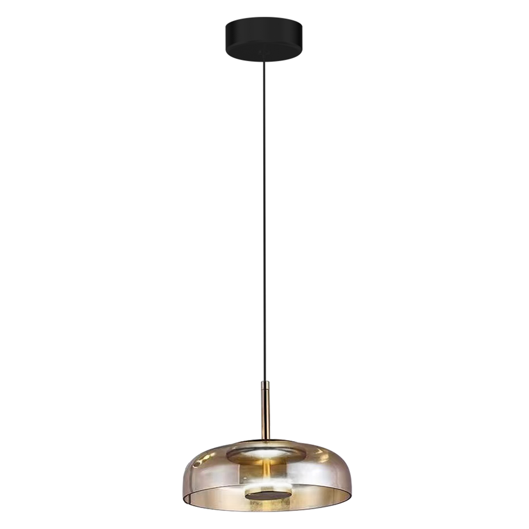 Lampa wisząca Vetro z czarnym metalowym stelażem i bursztynowym kloszem, zawieszona na cienkim czarnym przewodzie. Klosz ma okrągły kształt, a źródło światła LED o mocy 6W znajduje się w centralnej części.