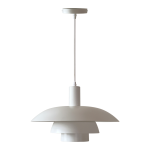 Lampa wisząca Ferro w kolorze białym, z jednym gniazdem E27, o nowoczesnej konstrukcji z trzema warstwami klosza w kształcie półkolistym. Produkt zawieszony na cienkim przewodzie, z prostym okapem sufitowym.