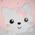Plafon Mooncat z motywem kota, biały z różowymi akcentami, z okrągłą lampą LED o mocy 34W. Ujęcie frontalne, zbliżenie na twarz kota z różową kokardką i czarnymi oczami, na tle różowego tła z wyciętymi gwiazdkami.