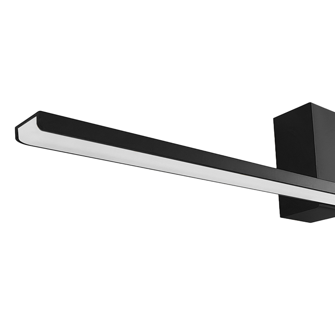 Kinkiet LED Artemis w kolorze czarnym, o długości 60 cm i mocy 13,8W. Posiada prostokątny, minimalistyczny kształt z białą, transparentną osłoną. Ujęcie z boku, montowany na ścianie, z oznaczeniem IP44, co wskazuje na odporność na wilgoć.