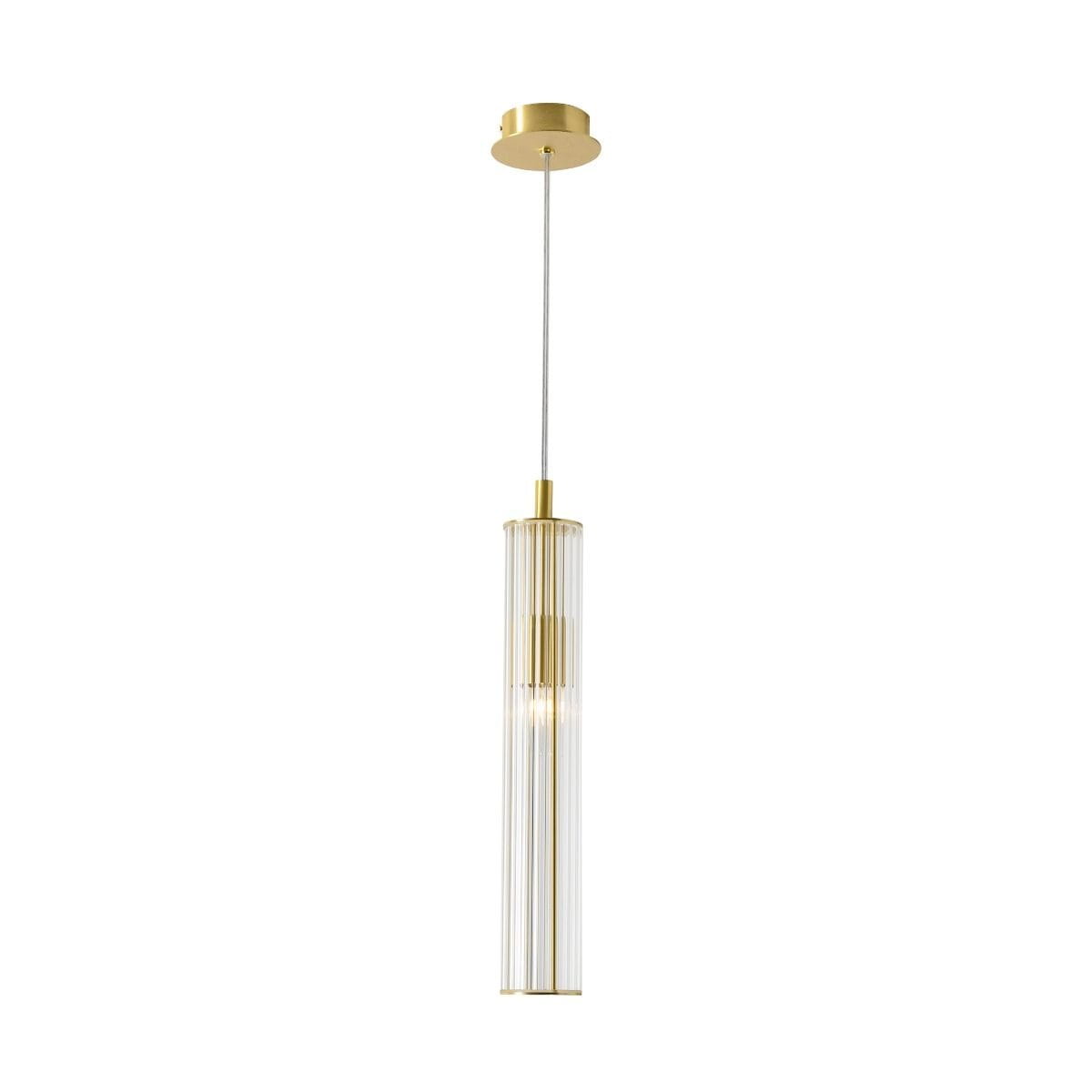 Lampa wisząca Aria z mosiądzu, z przezroczystym kloszem w formie cylindrycznej, zawieszona na cienkim przewodzie. Jedno źródło światła E14, montowana na suficie, z wykończeniem w kolorze złotym. Tło białe, co podkreśla elegancki design.