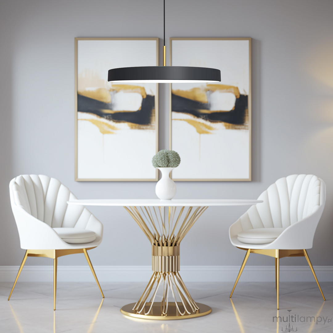 Lampa wisząca Disc 1xLED/38W w kolorze czarnym i złotym, zawieszona nad białym stołem w nowoczesnej jadalni. W tle widoczne abstrakcyjne obrazy w złotej tonacji, białe krzesła z metalowymi nogami.