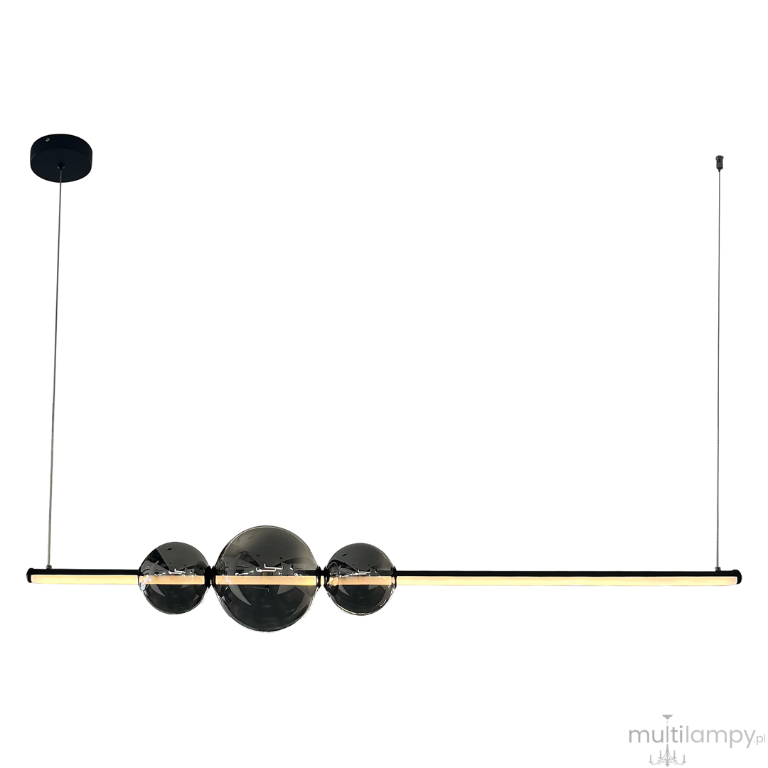 Czarna lampa wisząca Kugel z jedną żarówką LED 30W, składająca się z prostokątnej listwy oraz trzech okrągłych kloszy w różnych rozmiarach. Lampa zawieszona na cienkim przewodzie, z sufitowym mocowaniem. Prosty, nowoczesny design.