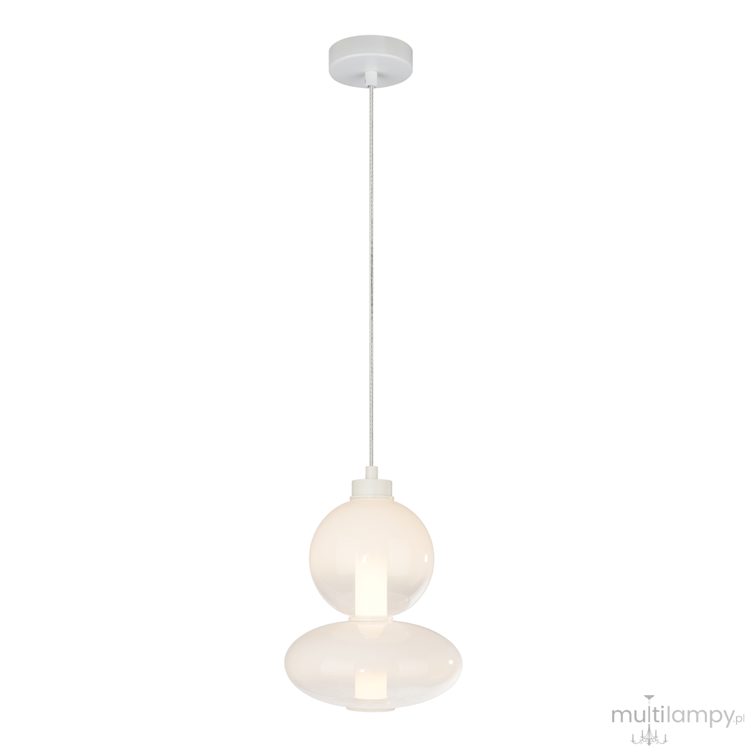 Lampa wisząca Daphne w białym kolorze z jednym źródłem światła LED o mocy 12W. Kształt podwójnej kuli, z górną częścią wypukłą, wisi na cienkim, metalowym kabelku. Prosta podsufitka w białym kolorze. Tło białe.