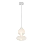 Lampa wisząca Daphne w białym kolorze z jednym źródłem światła LED o mocy 12W. Kształt podwójnej kuli, z górną częścią wypukłą, wisi na cienkim, metalowym kabelku. Prosta podsufitka w białym kolorze. Tło białe.