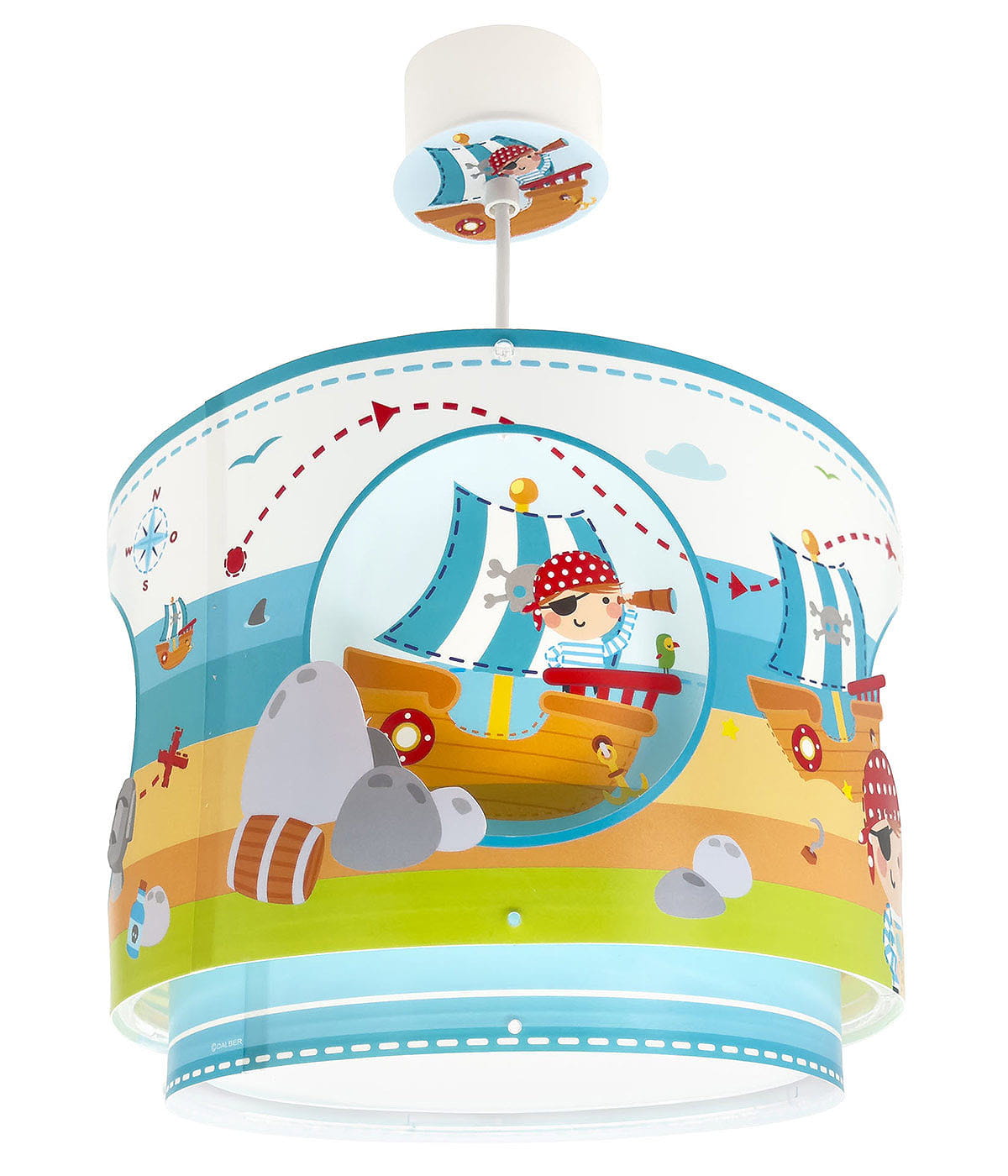 Lampa wisząca Wyspa Piratów z multikolorowym wzorem przedstawiającym pirata na łodzi oraz statki na tle morskiego krajobrazu. Wykonana z plastiku, z oprawką na żarówkę E27, zawieszona na białym przewodzie.